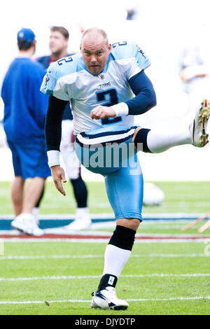 Tennessee Titans kicker Rob Bironas (2) kicks a 50-yard field goal ...