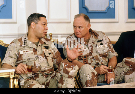 US Gen. Norman H. Schwarzkopf, commander-in-chief, US Central Command, consults with Chairman of the Joint Chiefs of Staff Gen. Colin Powell (left) during a meeting on Operation Desert Shield May 14, 1992 in Riyadh, Saudi Arabia. Stock Photo