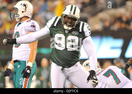 Photo: New York Jets Shaun Ellis Sacks Baltimore Ravens quarterback Joe  Flacco at New Meadowlands Stadium in New Jersey - NYP20100913105 