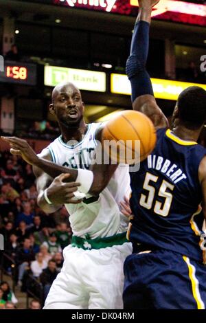 Boston Celtics forward Kevin Garnett (5) reacts in front of Miami Heat ...