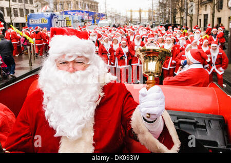 Belfast, Northern Ireland. 1st Dec 2013 - Santa is ready in his sleigh to lead the Cool FM 'Santa Dash' Credit:  Stephen Barnes/Alamy Live News Stock Photo