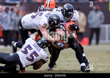 Baltimore linebackers Ray Lewis (52) and Peter Boulware (58) walk