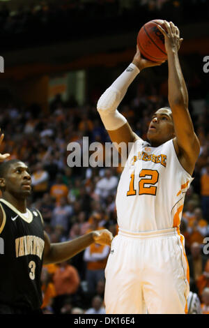 Tennessee forward Tobias Harris (12) dunks the ball against Michigan in ...