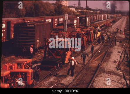 SOUTHERN RAILWAY RIGHT-OF-WAY WORK CREW AND MACHINERY WORKERS ARE REPLACING OLD RAILROAD TIES WITH NEW ONES TO... 556900 Stock Photo