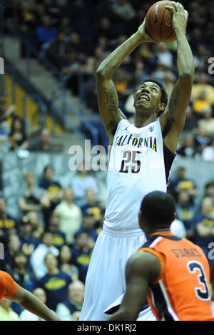 Jan. 27, 2011 - Berkeley, California, United States of America - California Golden Bears forward Richard Solomon (25) eyes the basket during the NCAA basketball game between the Oregon State Beavers and the California Golden Bears at Haas Pavilion. Cal won in a rout, 85-57. (Credit Image: © Matt Cohen/Southcreek Global/ZUMAPRESS.com)
