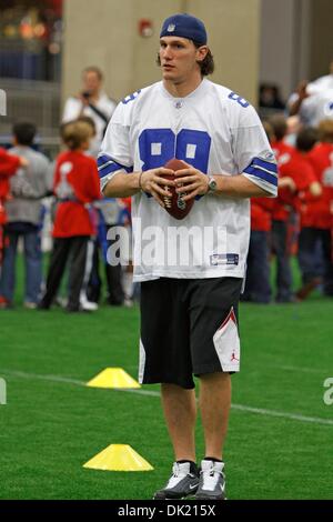 Jan. 30, 2011 - Dallas, Texas, US - Dallas Cowboys Tight End John Phillips (89) works with the kids during the NFL Play 60 event at the NFL Experience.  The event is being held during Super Bowl XLV week at the Dallas Convention Center. (Credit Image: © Andrew Dieb/Southcreek Global/ZUMAPRESS.com) Stock Photo