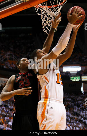 Tennessee forward Tobias Harris (12) dunks the ball against Michigan in ...