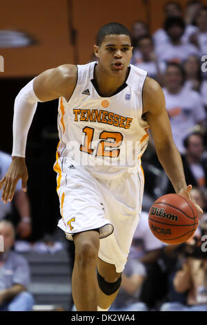 Tennessee forward Tobias Harris (12) dunks the ball against Michigan in ...