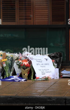 Glasgow, Scotland, UK. 2nd Dec 2013 Stockwell St, Clutha Helicopter Crash. Downed Police Helicopter is moved into a vehicle for transport. Several members of the public attend to pay their respects and lay flowers at the scene Paul Stewart/Alamy News Stock Photo