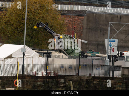 Glasgow, Scotland. 2nd December 2013. Rescuers lift the police helicopter wreckage from the roof of the The Clutha Pub  in Glasgow, Scotland. A ninth body has been recovered in the wreckage of Glasgow's Clutha pub which was destroyed when a police helicopter crashed on to the roof of it on Friday night. Credit:  Sam Kovak/Alamy Live News Stock Photo