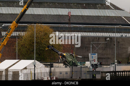 Glasgow, Scotland. 2nd December 2013. Rescuers lift the police helicopter wreckage from the roof of the The Clutha Pub  in Glasgow, Scotland. A ninth body has been recovered in the wreckage of Glasgow's Clutha pub which was destroyed when a police helicopter crashed on to the roof of it on Friday night. Credit:  Sam Kovak/Alamy Live News Stock Photo