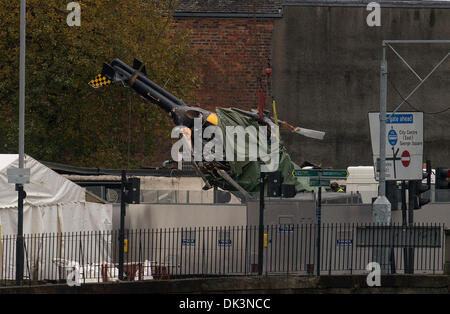 Glasgow, Scotland. 2nd December 2013. Rescuers lift the police helicopter wreckage from the roof of the The Clutha Pub  in Glasgow, Scotland. A ninth body has been recovered in the wreckage of Glasgow's Clutha pub which was destroyed when a police helicopter crashed on to the roof of it on Friday night. Credit:  Sam Kovak/Alamy Live News Stock Photo