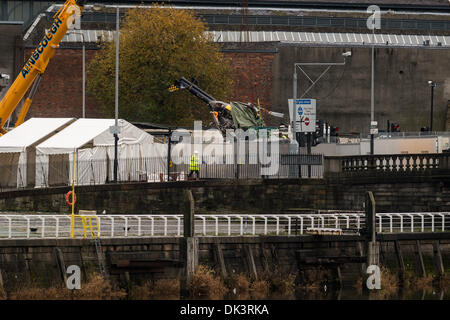 Glasgow, Scotland. 2nd December 2013. Rescuers lift the police helicopter wreckage from the roof of the The Clutha Pub on December 2, 2013 in Glasgow, Scotland. A ninth body has been recovered in the wreckage of Glasgow's Clutha pub which was destroyed when a police helicopter crashed on to the roof of it on Friday night. Photo by Ross Gilmore Credit:  Sam Kovak/Alamy Live News Stock Photo