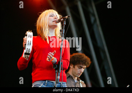 Liela Moss lead singer in The Duke Spirit band performing at the Glastonbury Festival 2004. Stock Photo