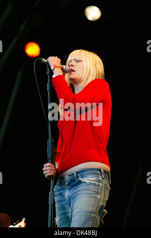 Liela Moss lead singer in The Duke Spirit band performing at the Glastonbury Festival 2004. Stock Photo