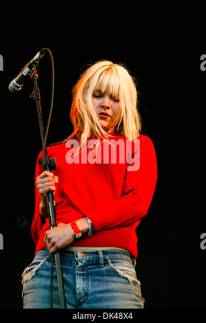 Liela Moss lead singer in The Duke Spirit band performing at the Glastonbury Festival 2004. Stock Photo