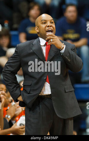 Syracuse head coach Quentin Hillsman reacts during a first-round game ...