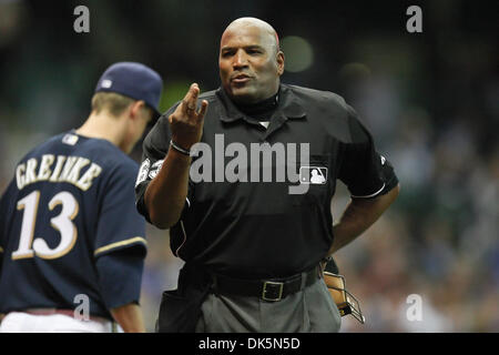San Francisco Giants manager Dusty Baker yells at home plate umpire Mark  Hirschbeck after being ejected for arguing balls and strikes during the  ninth inning of a game against the San Diego