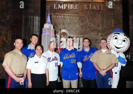 June 1, 2011 - Manhattan, New York, U.S. - From Left: US Marine Captain Cameron Wilson, Mets outfielder Jason Bay, US Army Master Sgt. Betty Thompson, Mets Manager Terry Collins, MEts Catcher Josh Thole, Mets infielder David Wright, US Marine Major Dan Mesweeny and Mr. Met. New York Mets players and representatives of the U.S. Armed Forces ''Flip the switch'' to light the Empire St Stock Photo