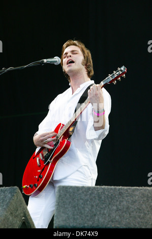 Supergrass performing at the Glastonbury Festival 2004 Stock Photo