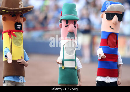 Milwaukee, WI, USA. 8th Apr, 2016. The Brewers Sausages race during the  Major League Baseball game between the Milwaukee Brewers and the Houston  Astros at Miller Park in Milwaukee, WI. John Fisher/CSM/Alamy