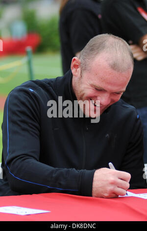 July 19, 2011 - Seattle, Washington, United States of America - Wayne Rooney signs an autograph at Manchester United Football Club and Special Olympics Washington host a Skills and Drills soccer clinic for Special Olympics athletes. (Credit Image: © Chris Coulter/Southcreek Global/ZUMApress.com) Stock Photo