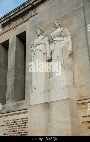 Statues in front of the facade of the American Monument Stock Photo