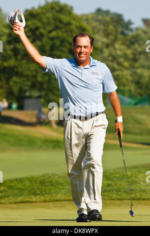 July 31, 2011 - Toledo, Ohio, U.S - Olin Browne waves to the gallery gathered around the 18th green as he celebrates his victory during the final round of play of the 2011 U.S. Senior Open Championship golf tournament played at the Inverness Club in Toledo Ohio.  Browne, who led from start to finish, won the 32nd U.S. Senior Open tournament with a combined four-day score of 15-unde Stock Photo