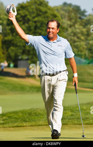 July 31, 2011 - Toledo, Ohio, U.S - Olin Browne waves to the gallery gathered around the 18th green as he celebrates his victory during the final round of play of the 2011 U.S. Senior Open Championship golf tournament played at the Inverness Club in Toledo Ohio.  Browne, who led from start to finish, won the 32nd U.S. Senior Open tournament with a combined four-day score of 15-unde Stock Photo