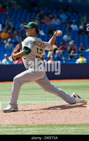 Guillermo Moscoso pitcher abridor por Colorado..Partido de la MLB Rockies  de Colorado vs Padres de San Diego en el Kino Veterans Memorial Stadium  Stock Photo - Alamy