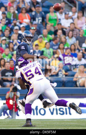 New York Giants Fred Robbins loses his helmet while trying to sack  Minnesota Vikings quarterback Tarvaris Jackson (7) at Giants Stadium in  East Rutherford, New Jersey on November 25, 2007. (UPI Photo/John Angelillo  Stock Photo - Alamy