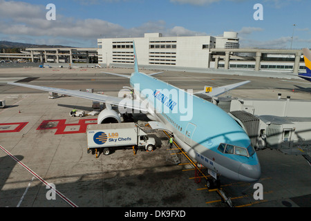 Workers loading food into Korean Air Boeing 777-200 plane - San Francisco International Airport - California USA Stock Photo