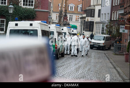 Lueneburg, Germany. 04th Dec, 2013. Police investigators prepare to search a fire ruin for clues in the historic center of Lueneburg, Germany, 04 December 2013. Police have yet to discover a technical defect or arson as the cause of the fire. Photo: PHILIPP SCHULZE/dpa/Alamy Live News
