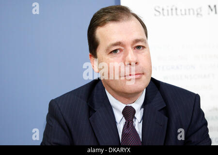 Berlin, Germany. December 04th, 2013. Vodafone foundation and foundation Mercator press conference in Berlin on the subject 'Study image education, migration and environment.' / Picture: Dr. Mark Speich - Vodafone Foundation. Credit:  Reynaldo Chaib Paganelli/Alamy Live News Stock Photo