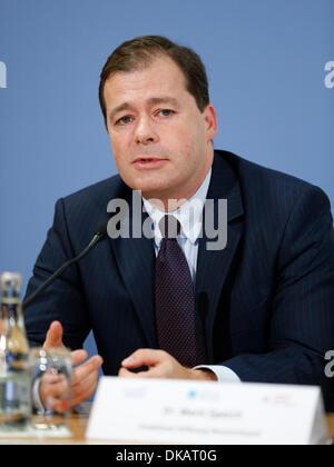 Berlin, Germany. December 04th, 2013. Vodafone foundation and foundation Mercator press conference in Berlin on the subject 'Study image education, migration and environment.' / Picture: Dr. Mark Speich - Vodafone Foundation. Credit:  Reynaldo Chaib Paganelli/Alamy Live News Stock Photo