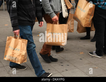 Young people carry Primark bags of brown paper in Berlin, September 27, 2013. Photo: Wolfram Steinberg dpa Stock Photo