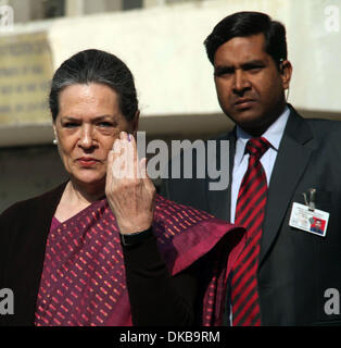 New Delhi, India . 04th Dec, 2013.  India's ruling Congress party chief Sonia Gandhi shows her finger with indelible ink after casting her vote at a polling booth in New Delhi, India, Dec. 4, 2013. The Indian capital on Wednesday went to assembly polls in which some 10 million residents are eligible to exercise their franchise to choose a new government for the state. Credit:  Xinhua/Alamy Live News Stock Photo