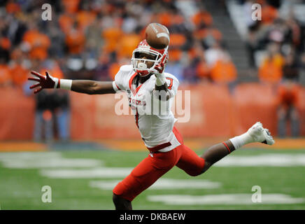October 1, 2011: Rutgers defeated Syracuse 19-16 in overtime in a Big East conference contest at the Carrier Dome in Syracuse, NY. Rutgers wide receiver Quron Pratt (#7) stretches f or the football while playing Syracuse.(Credit Image: © Alan Schwartz/Cal Sport Media/ZUMAPRESS.com) Stock Photo