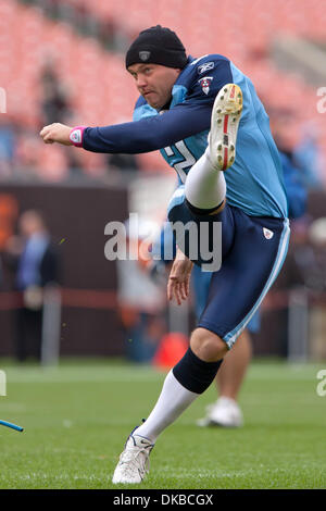 Tennessee Titans kicker Rob Bironas (2) kicks a 50-yard field goal ...