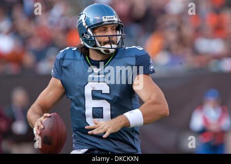 Cleveland Browns quarterback Charlie Whitehurst (15) looks to pass