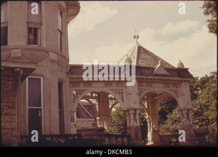 PART OF THE HOUSE AND A PORCH OF LATE 19TH CENTURY EXAMPLE OF VICTORIAN ARCHITECTURE IN ATCHISON, KANSAS. IT IS AN... 557074 Stock Photo