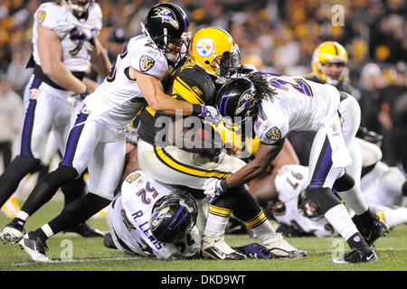 Nov. 6, 2011 - Pittsburgh, PENNSYLVANNIA, U.S - Pittsburgh Steelers running  back Rashard Mendenhall (34) picks up 4 yards before being swarmed by  Baltimore Ravens inside linebacker Ray Lewis (52), Baltimore Ravens