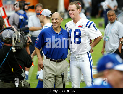 Jan 30, 2007 - Miami, FL, USA -  Indianapolis Colts Head Coach TONY DUNGY, (L), smiles while having his picture taken with his star quarterback PEYTON MANNING during Super Bowl media day Tuesday afternoon at  Dolphin stadium in Miami Gardens. Stock Photo