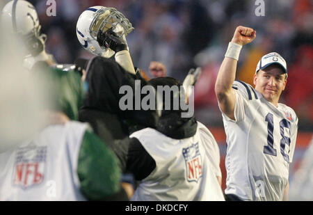 Chicago Bears Muhsin Muhammad (87) runs into the end zone for a touchdown  against the Indianapolis Colts at a rain soaked Super Bowl XLI at Dolphin  Stadium in Miami on February 4