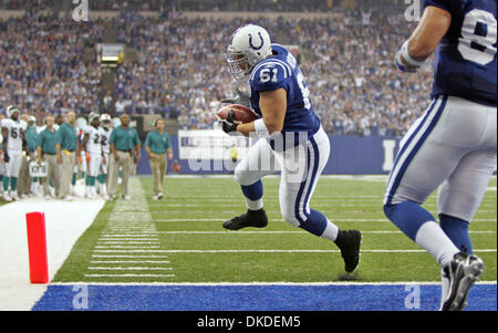Dec 31, 2006; Indianapolis, IN, USA; Colts defensive tackle DAN KLECKO scores on a pass from PEYTON MANNING at the RCA Dome. Mandatory Credit: Photo by Allen Eyestone/Palm Beach Post/ZUMA Press. (©) Copyright 2006 by Palm Beach Post Stock Photo
