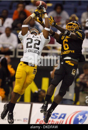 Jan 06, 2007 - San Antonio, TX, USA - 2007 US Army All-American Bowl. West squad's DONOVAN WARREN (left) breaks up a pass intended for the East squad's DEONTE THOMPSON Saturday Jan. 6, 2007 at the Alamodome. The West squad went on to win 24-7. Stock Photo