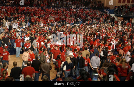 Jan 15, 2007 - Moraga, CA, USA - St. Mary's fans rush the court after defeating the Gonzaga Bulldogs on Monday, January 15, 2007 at McKeon Pavilion in Moraga, Calif. Saint Mary's defeated Gonzaga 80-75.(Credit Image: © Jose Carlos Fajardo/Contra Costa Times/ZUMA Press) RESTRICTIONS: USA Tabloids RIGHTS OUT! Stock Photo