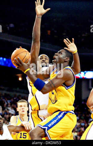 Feb 25, 2007 - Oakland, CA, USA - Golden State Warriors MICKAEL PIETRUS drives by Los Angeles Lakers RONNY TURIAF in the second quarter at Oracle Arena on Sunday February 25, 2007.  (Credit Image: © Diana Diroy/Oakland Tribune/ZUMA Press) RESTRICTIONS: USA Tabloid RIGHTS OUT! Stock Photo