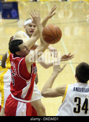 Mar 01, 2007 - BERKELEY, CA, USA - Cal's ERIC VIERNEISEL, left,  passes the ball to teammate RYAN ANDERSON in front of Arizona's Ivan Radenovic during the first half at Hass Pavilion in Berkeley, Calif., on Thursday Mar.1, 2007. (Credit Image: © Ray Chavez/Oakland Tribune/ZUMA Press) RESTRICTIONS: USA Tabloid RIGHTS OUT! Stock Photo