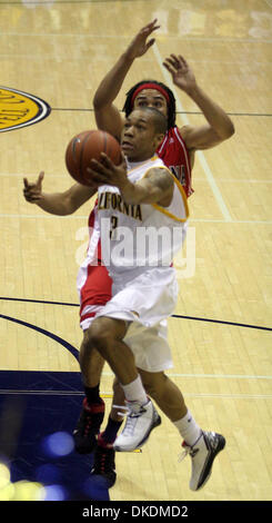 Mar 01, 2007 - BERKELEY, CA, USA - Cal's JEROME RANDLE goes up for two in front of Arizona's DANIEL DILLON during the first half at Hass Pavilion in Berkeley, Calif., on Thursday Mar.1, 2007. (Credit Image: © Ray Chavez/Oakland Tribune/ZUMA Press) RESTRICTIONS: USA Tabloid RIGHTS OUT! Stock Photo